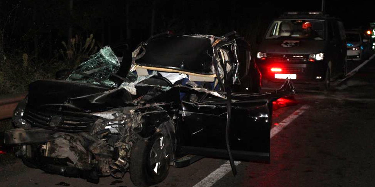 Otomobil tıra ok gibi saplandı! Korkulan olmadı