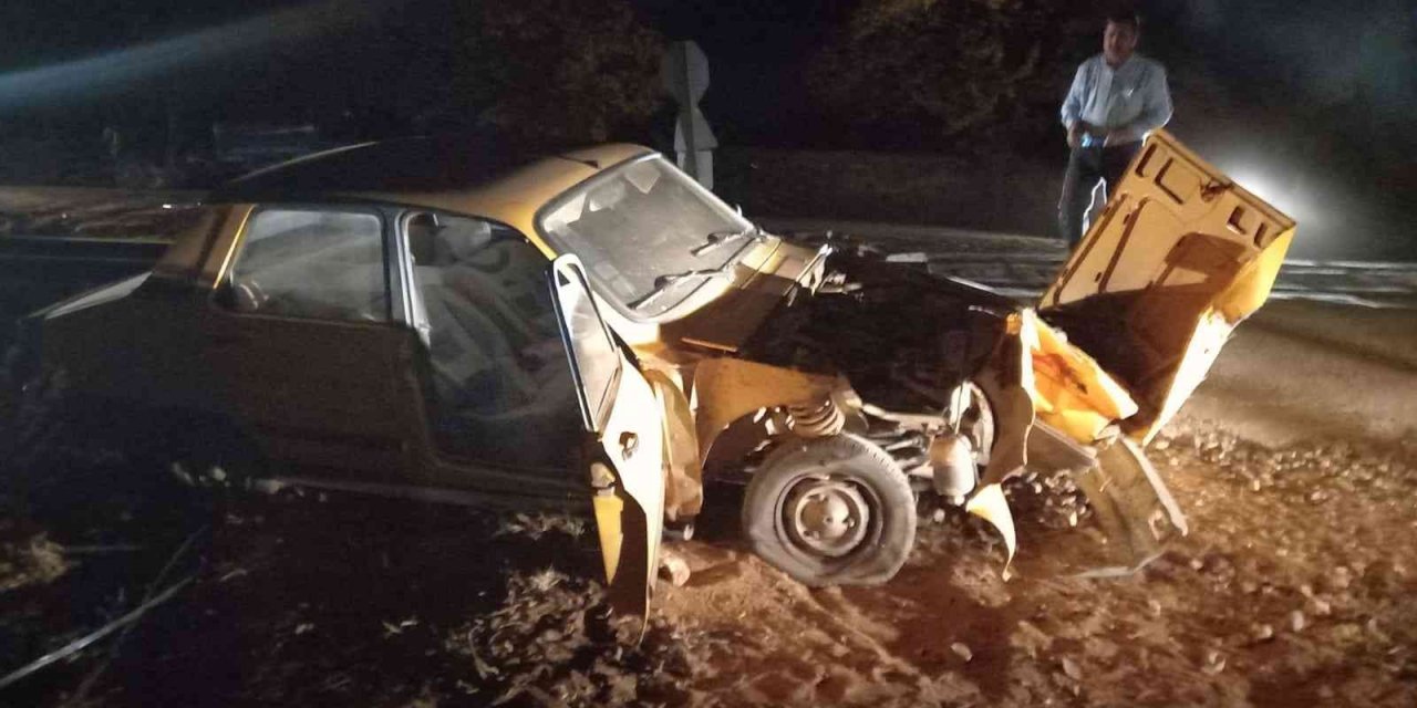Tren  hemzemin geçitte otomobile çarptı! 2 yaralı
