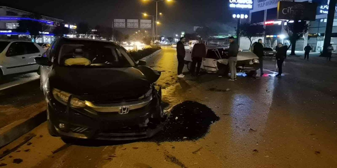 Kırmızı ışık ihlali kazayı getirdi! Kanlar içindeki sürücü hurdaya dönen aracının derdine düştü