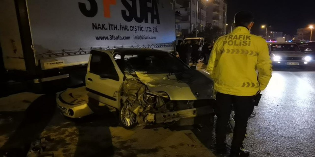 Alkollü kadın sürücü tıra çarptı!