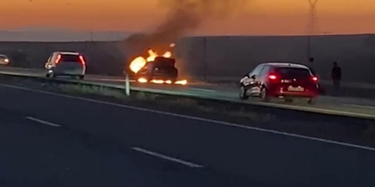 LPG'li otomobil seyir halinde alev topuna döndü! 4 kişi son anda kurtuldu