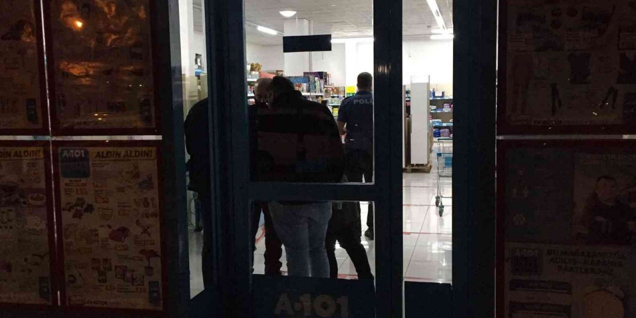 Zincir markete giren silahlı soyguncu çığlıkları duyunca kaçtı