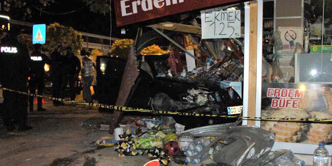 Trafik levhasına çarpan otomobil hızla büfeye daldı! Facia ucuz atlatıldı