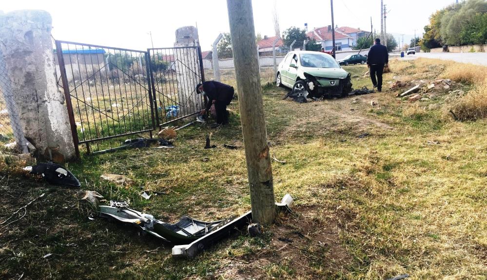 Konya'da kazaların ardı arkası kesilmiyor! Telefon direğine vurdu