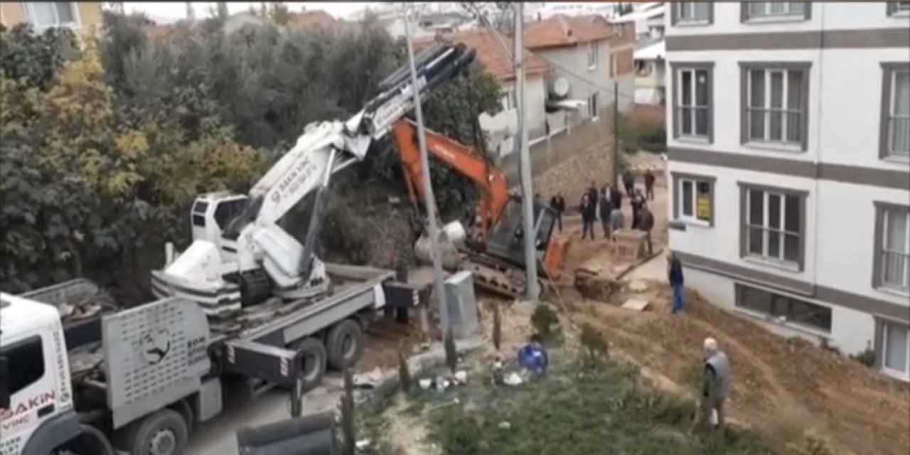 Kendi kazdığı kuyuya düşen kepçenin imdadına vinç koştu