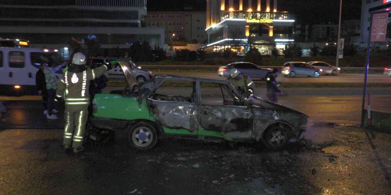 İstanbul'da seyir halindeki otomobil alev alev yandı