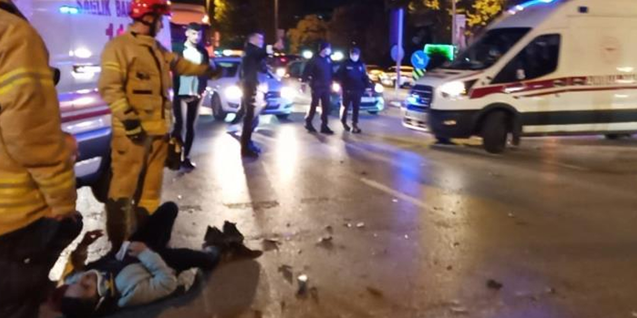 İstanbul'da motosiklet otomobille çarpıştı! Ortalık savaş alanına döndü