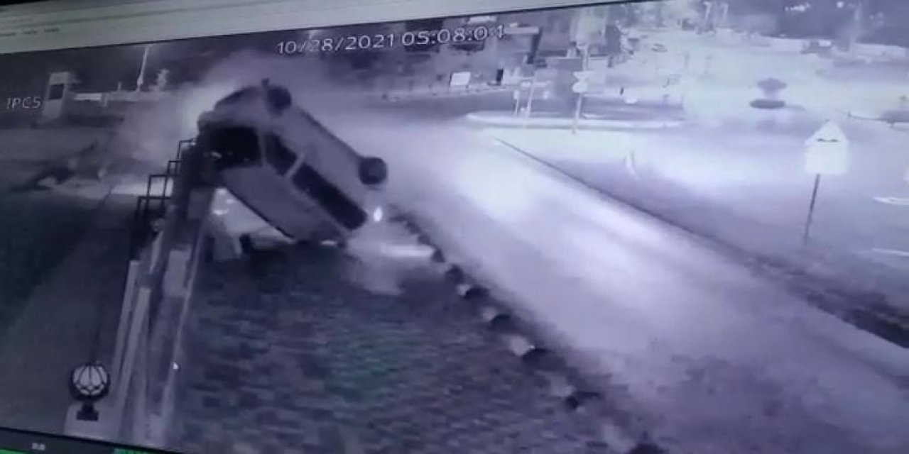 Aşırı hız ölüm getirdi! Duvara çarpan panelvan taklalar attı! 1 ölü 2 ağır yaralı