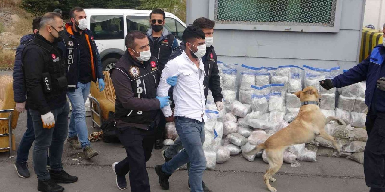 Nakliye süsüyle uyuşturucu ticareti narkotiğe takıldı! 100 kilo 1 kamyonetten çıktı