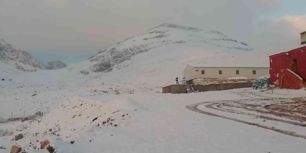 Kar sürprizi! Aladağlar beyaza büründü