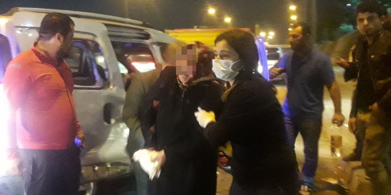 Korkutan kaza! Otomobil ile çarpışan araç bariyerlere çıkarak yan yattı! 4 yaralı