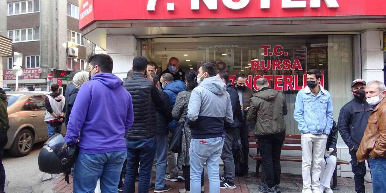 Nöbetçi noter önünde uzun kuyruklar oluştu! Vatandaşlar sitem etti