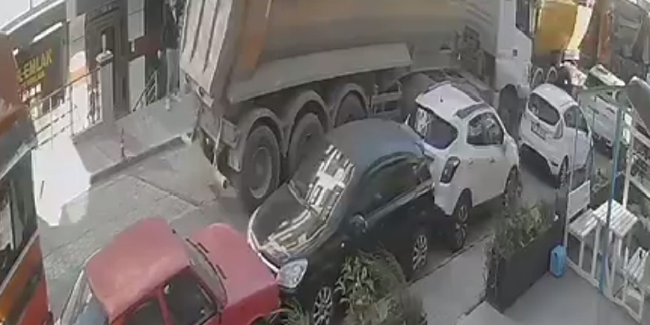 El freni çekilmeyen hafriyat kamyonu 4 araca çarptı! Sürücüsü peşinden koştu