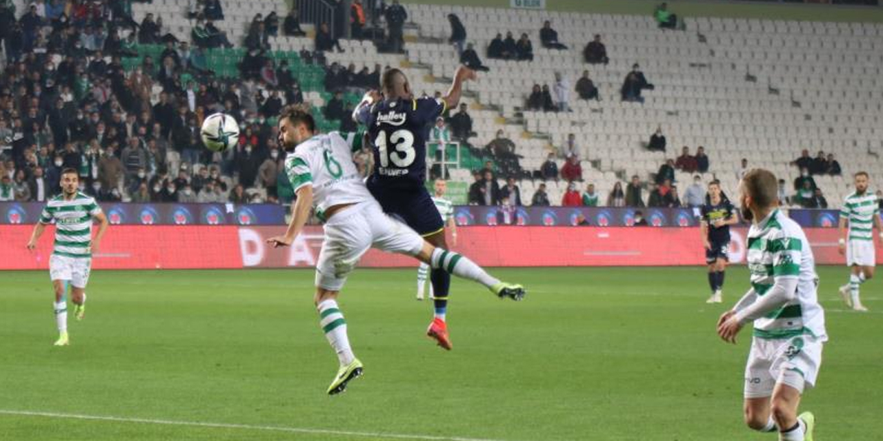 Fenerbahçe maçında ikinci yarı Konyaspor'un 2-0 üstünlüğüyle başladı