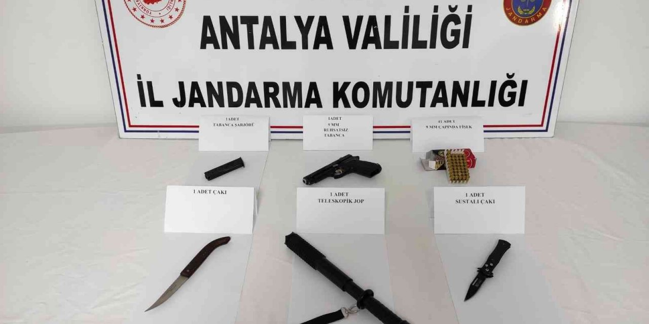 Antalya'da kontrol noktasında durdurulan araçtan silah cop ve çakı çıktı