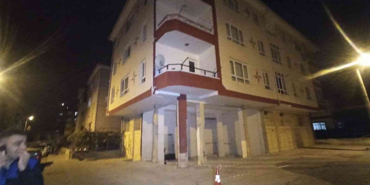 Ankara'da göçük tehlikesi! Kolonu çatlayan bina boşaltıldı
