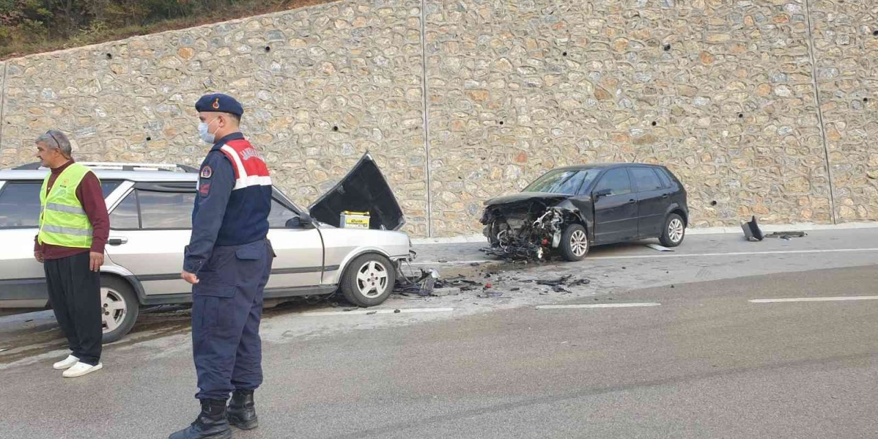 İki otomobil ve 1 servis aracı çarpıştı