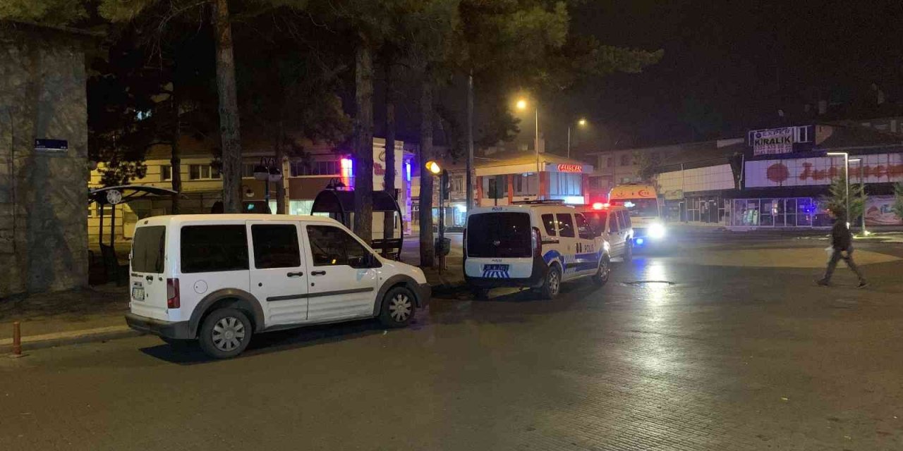 Kavgada bıçaklanan genç cami bahçesinde bayıldı