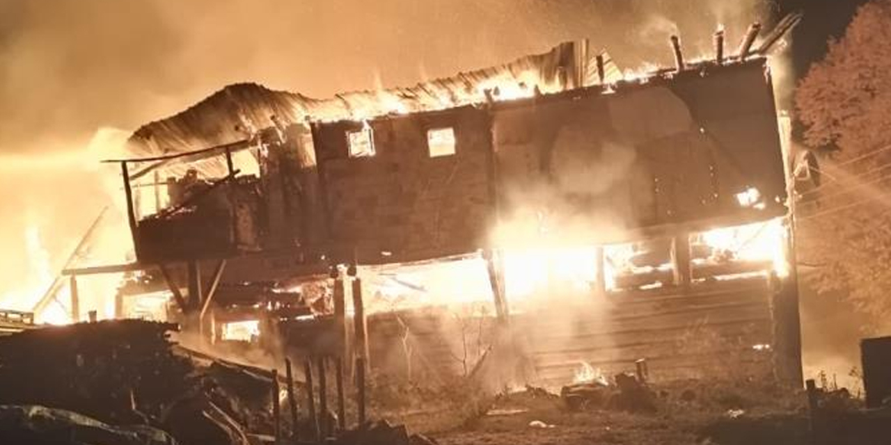 Baltacı köyünde yangın dehşeti! İki katlı ahşap ev, bir ahır ve üç samanlık küle döndü