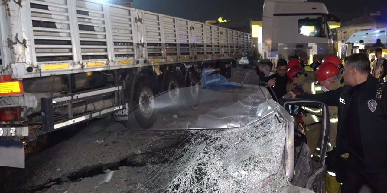Alkollü sürücü emniyet şeridindeki tıra çarptı! 1'i polis 3 yaralı