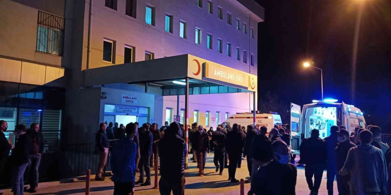 Minibüs zeytinyağı yüklü traktör römorkuna çarptı! 1'i ağır 3 yaralı