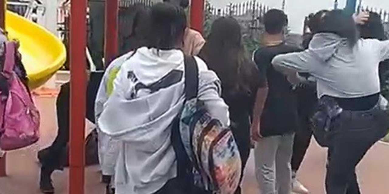 Genç kızlar bir anda birbirine girdi! Kızların saç saça baş başa kavgası