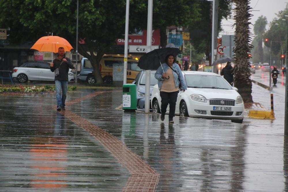 Antalya Pazartesi gününe böyle başladı! Yollar göle döndü