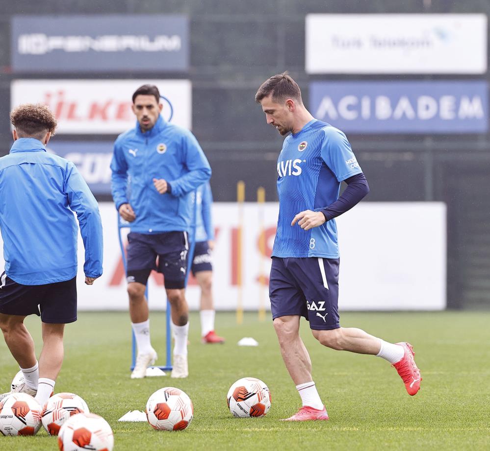 Konyaspor'a mağlup olan Fenerbahçe'de yüzler asık eksik oyuncu çok