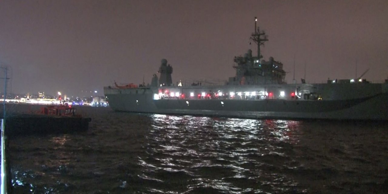 ABD savaş gemisi İstanbul Boğazı'na girerek Sarayburnu Limanı’na demir attı