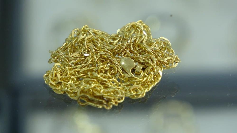 Antalya'da sahte altın satmak isteyen satıcı olay anlaşılınca kaçarak uzaklaştı