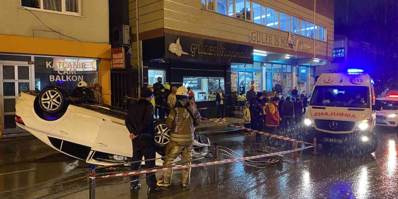 Cenazeye giden otomobil demir dubaya çarpıp takla attı