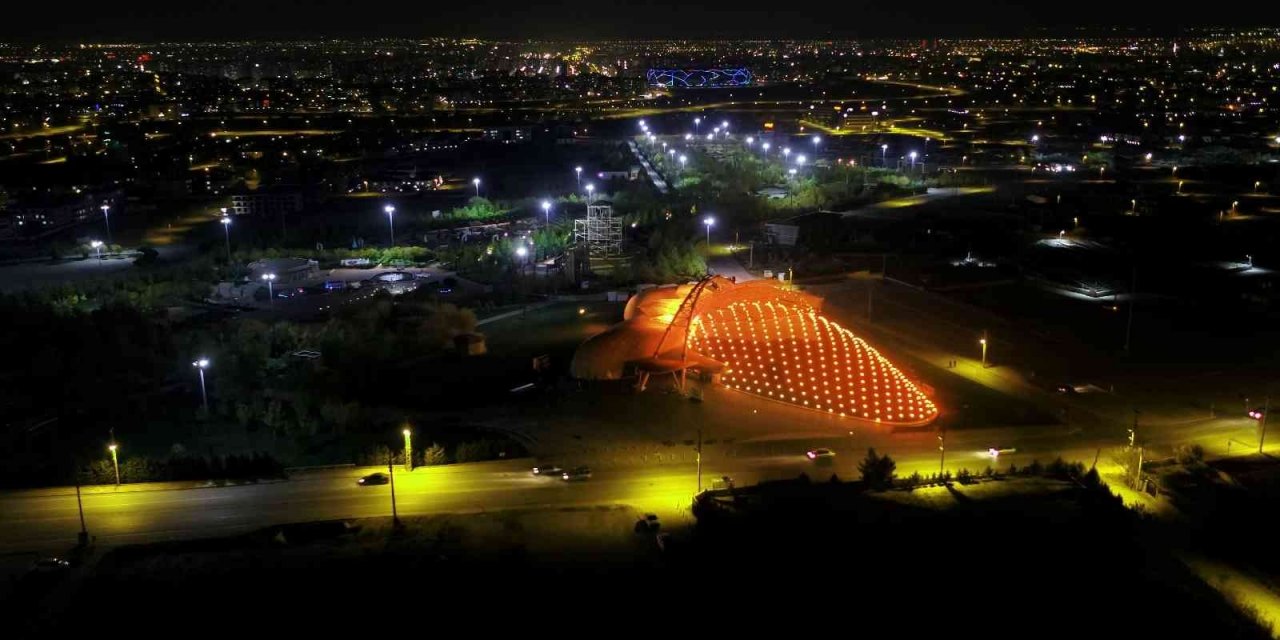 Konya Tropikal Kelebek Bahçesi Lösemili Çocuklar Haftası'nda turuncu oldu