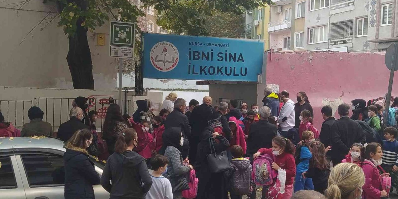 Eğitime okullarda devam kararı en çok veliler ve esnafı sevindirdi