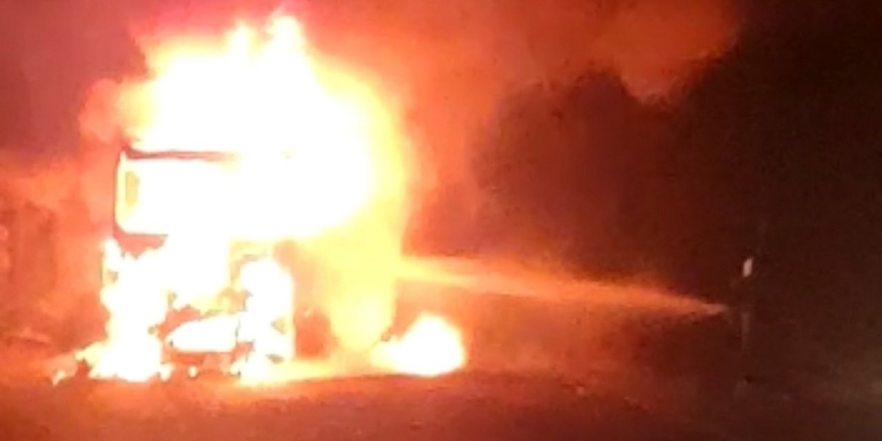 Tanker devrilerek alev topuna döndü! Sülfürik asit tarım arazisine aktı