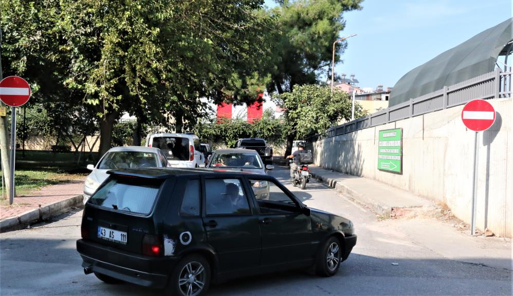 Antalya'da ortalığı karıştıran yol inadı: Trafik polisi misin diyorlar