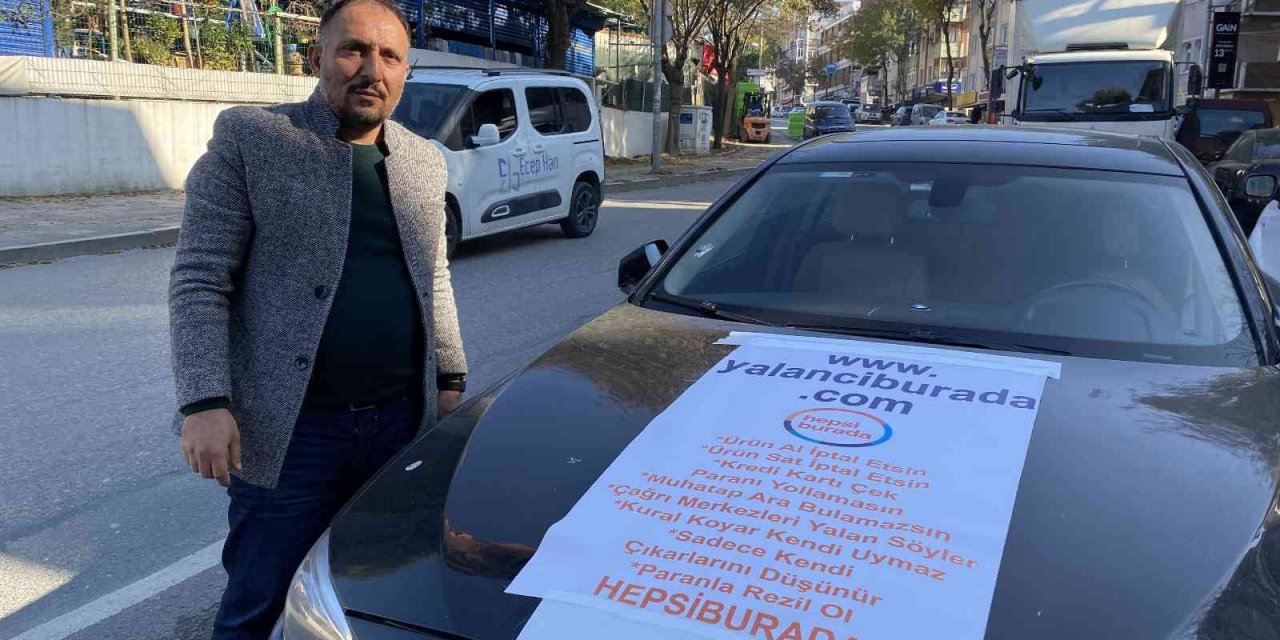 'Hepsiburada mağdur etti' diye tepki gösteren esnaf bastırdığı afişi arabasına astı