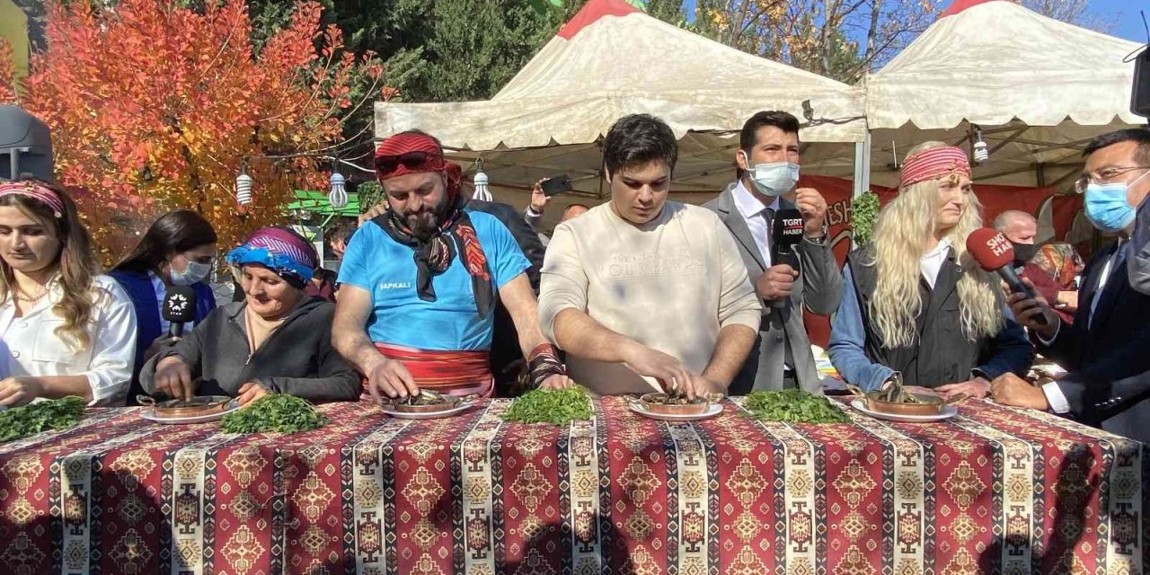 Ankara'da hamsi yeme yarışması! Metrelerce kuyruk oluştu