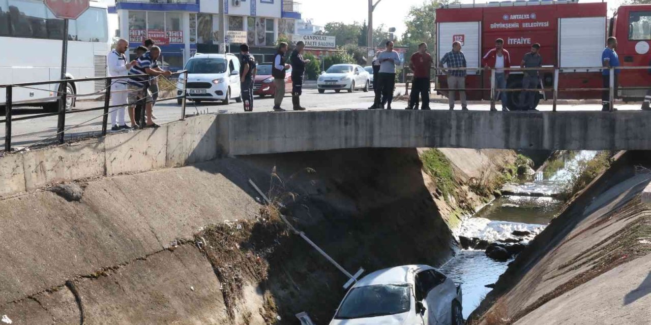 Antalya'da görülmedik kaza! Otobüsle çarpışıp kanala uçan aracın ruhsatı için seferber oldular