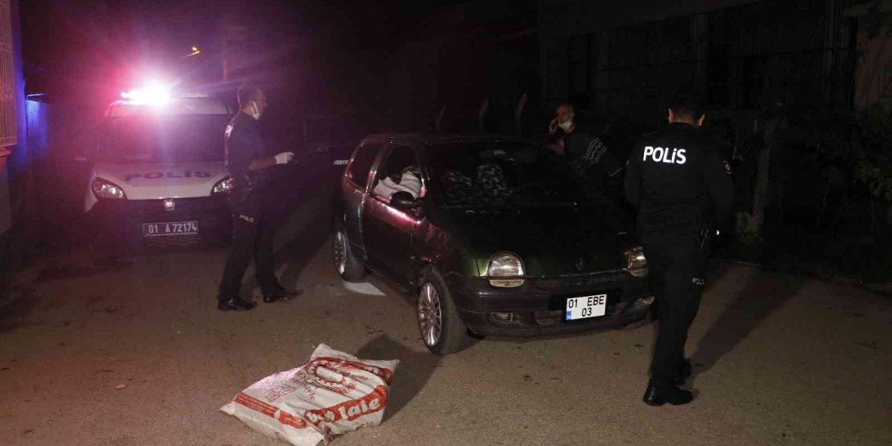 Nefes kesen kovalamaca! Bırakıp kaçtıkları araçtan 3 bin paket gümrük kaçağı sigara çıktı