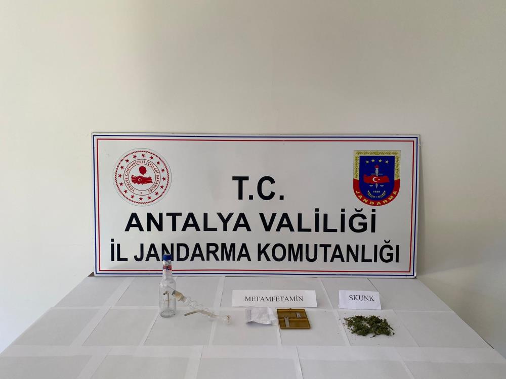 Antalya'da uyuşturucu oprasyonuna giden polis ekipleri araması olan şahısları yakaladı