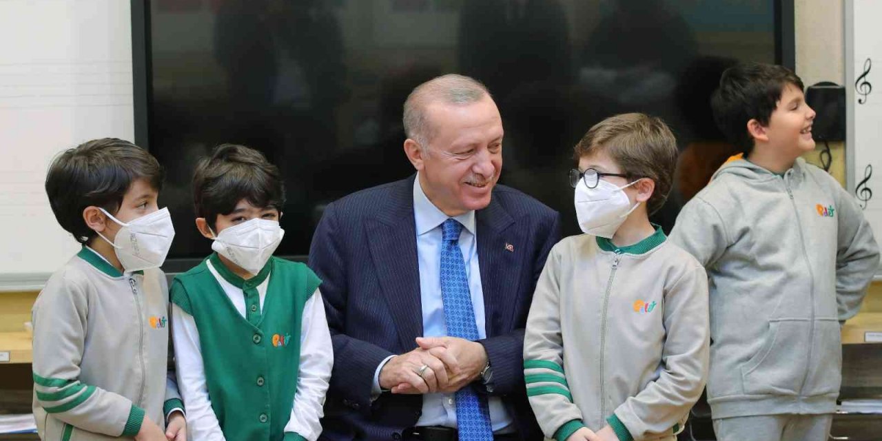 Cumhurbaşkanı Erdoğan okul açılışında çocuklarla şarkı söyledi