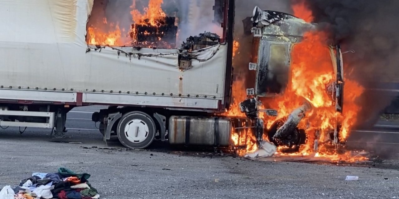 Pozantı'da seyir halindeki nakliye tırı alev topuna döndü