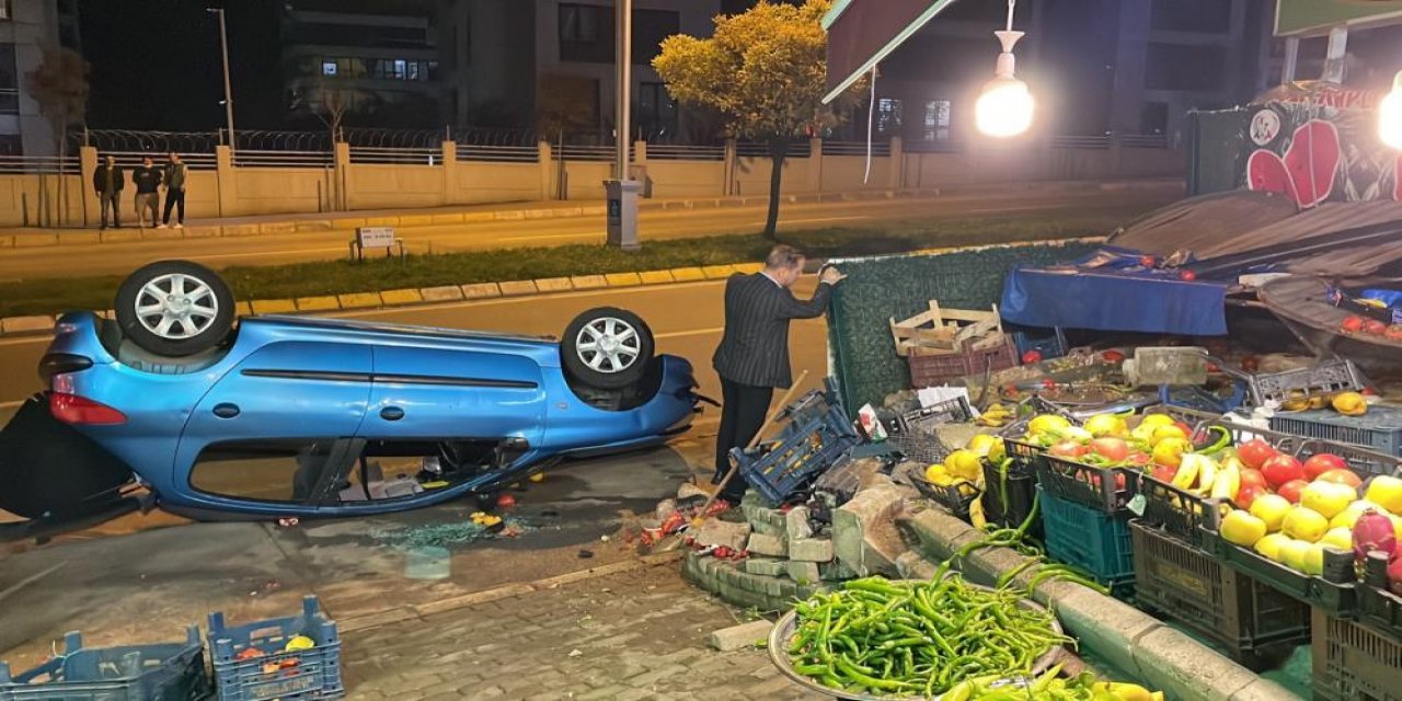 Kediyi görünce manevra yapan otomobil duvara çarpıp takla attı! 5 yaralı