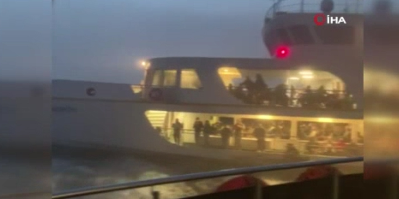 Sisin kapladığı İstanbul Boğazında korku dolu anlar! Tekne ve vapur çarpışıyordu