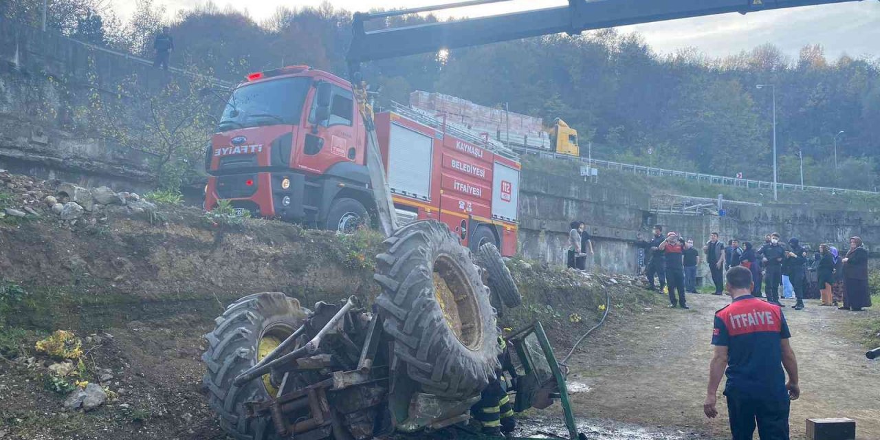 D-100 karayolunda freni tutmayan traktör takla atarak şarampole devrildi! 1 yaralı