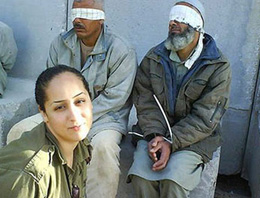 İsrailli asker, Filistinlilerle alay etti!