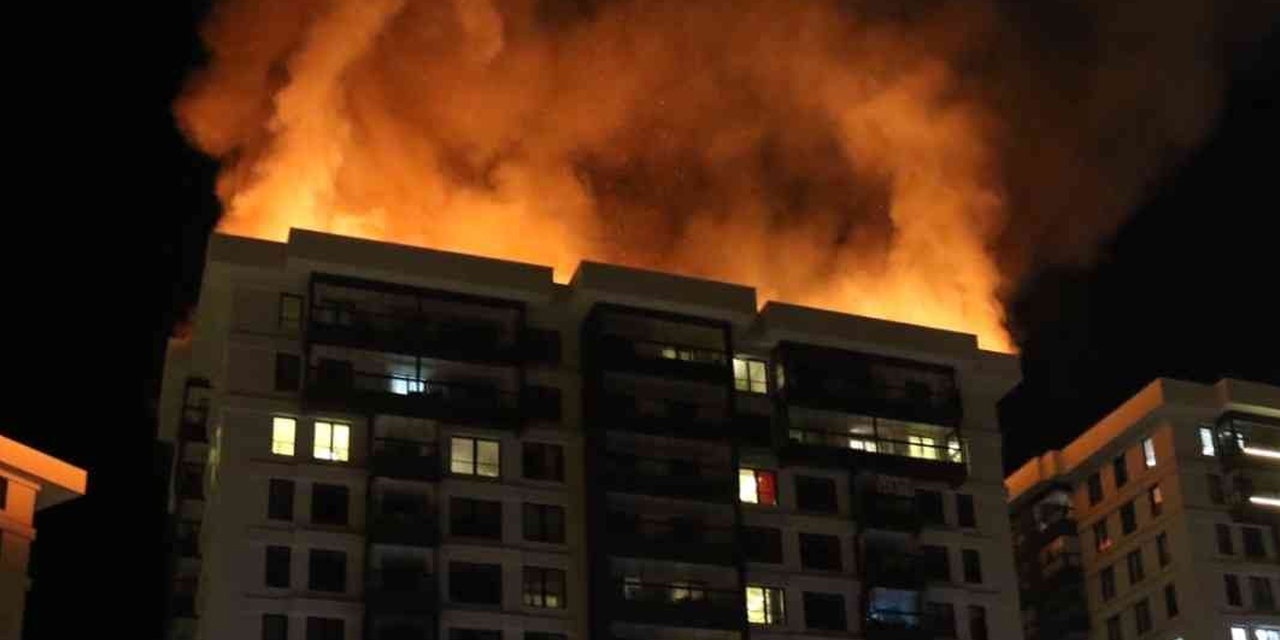 İşten çıkarılan kapıcı gemileri yaktı! 66 dairelik apartmanın çatısı alev alev