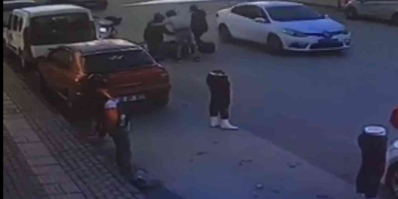 Yaşlı adam kendisine çarpan motokuryeye böyle sarıldı