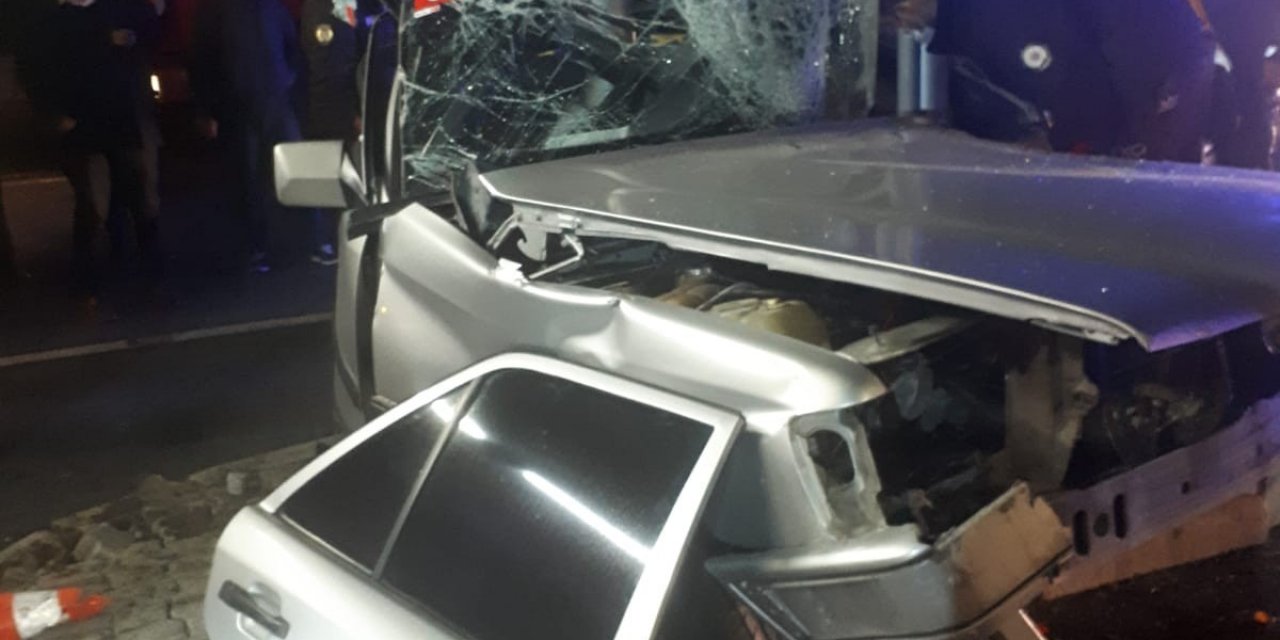 Otomobil yön levhası direğine çarptı! 1 ölü 2 yaralı