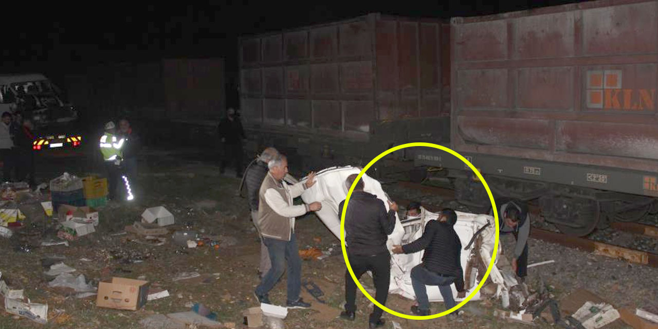 Yük treni ile çarpışan minibüs ikiye bölündü